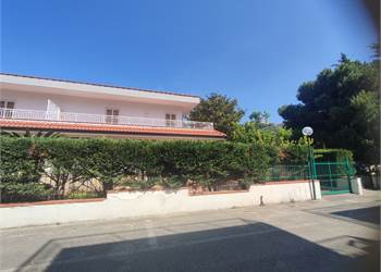 Ascea - Velia  in parco villa bifamiliare su due livelli